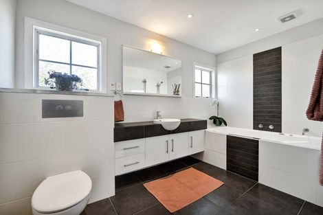 Photo of property in 5 Tamati Place, Merrilands, New Plymouth, 4312