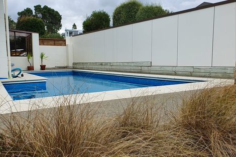 Photo of property in 1/32 Beach Road, Castor Bay, Auckland, 0620