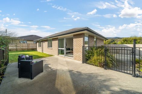 Photo of property in 92 Sunstone Crescent, Timberlea, Upper Hutt, 5018