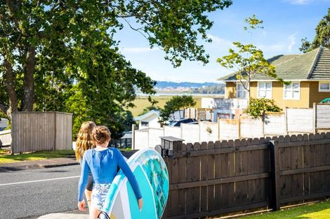 Photo of property in 27 Gill Avenue, Te Atatu Peninsula, Auckland, 0610