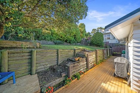 Photo of property in 27 Griffiths Grove, Newlands, Wellington, 6037