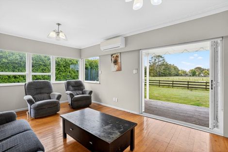 Photo of property in 61 Boord Crescent, Kumeu, 0891