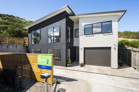 Photo of property in 7b Grumman Lane, Newlands, Wellington, 6037