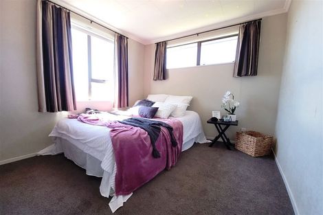 Photo of property in 10 Bayswater Place, Newlands, Wellington, 6037