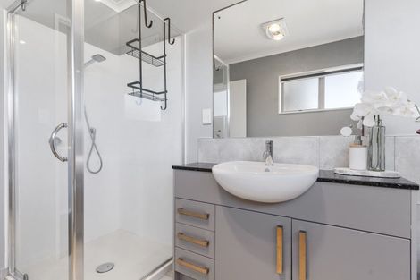Photo of property in 26 Heidi Crescent, Flat Bush, Auckland, 2016