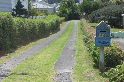 Photo of property in 2/221 Wairau Road, Totara Vale, Auckland, 0627