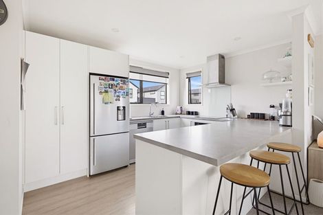 Photo of property in 15 Discovery Place, Marfell, New Plymouth, 4310