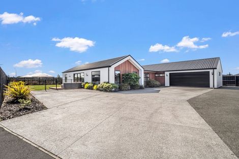 Photo of property in 17 Angus Place, Rangiora, 7400