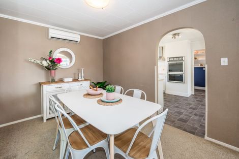 Photo of property in 33 Rewarewa Crescent, Waikanae, 5036