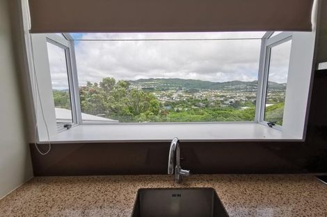 Photo of property in 12 Evesham Place, Newlands, Wellington, 6037