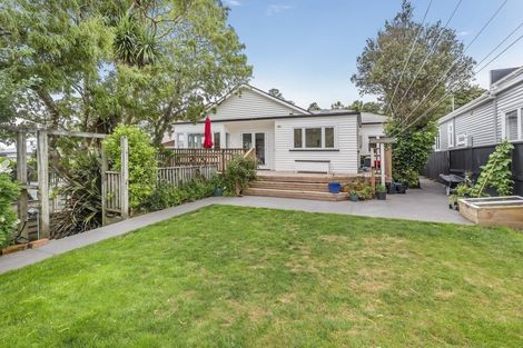 Photo of property in 11 Waikare Street, Karori, Wellington, 6012