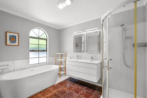 Photo of property in 11 Shelter Grove, Frankleigh Park, New Plymouth, 4310