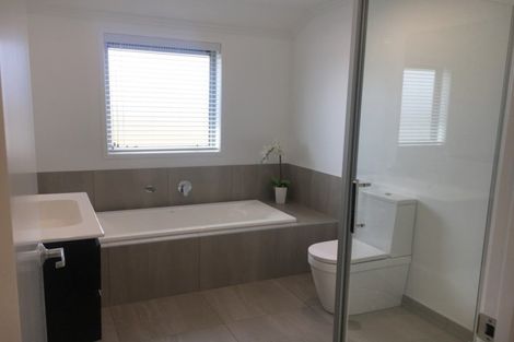 Photo of property in 19 Papa Orchard Drive, Kumeu, 0810