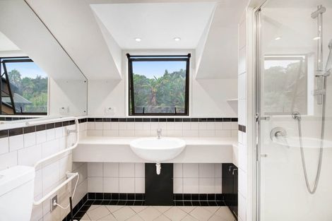 Photo of property in 1 The Knoll, Greenhithe, Auckland, 0632