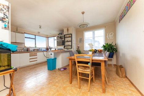 Photo of property in 5 Sherwood Avenue, Te Atatu South, Auckland, 0610