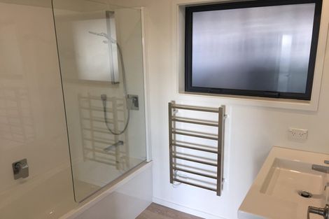 Photo of property in 2/48 Sunset Road, Unsworth Heights, Auckland, 0632