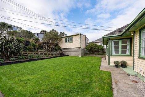 Photo of property in 20 Miles Crescent, Newlands, Wellington, 6037