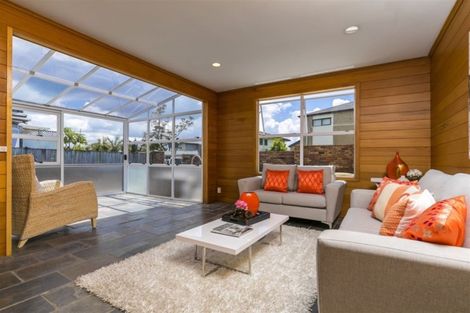 Photo of property in 3 Hillary Heights Avenue, Glendene, Auckland, 0602