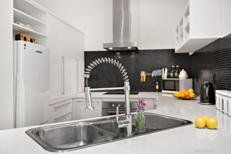 Photo of property in The Villas, 33u3 Hobson Street, Thorndon, Wellington, 6011