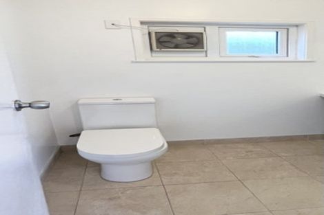 Photo of property in 1/5 Finn Place, Totara Vale, Auckland, 0629