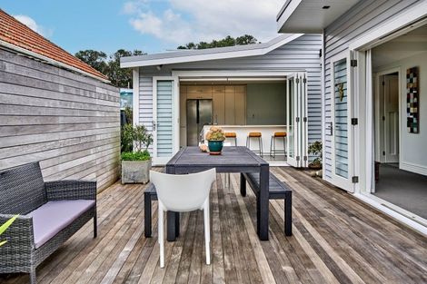 Photo of property in 292 The Parade, Island Bay, Wellington, 6023