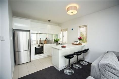 Photo of property in 2f3 Oriental Terrace, Mount Victoria, Wellington, 6011
