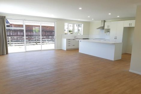 Photo of property in 18 Coolen Place, Tuakau, 2121