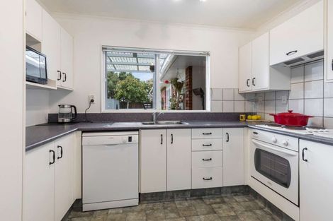 Photo of property in 5 Rosebank Avenue, Kelvin Grove, Palmerston North, 4414
