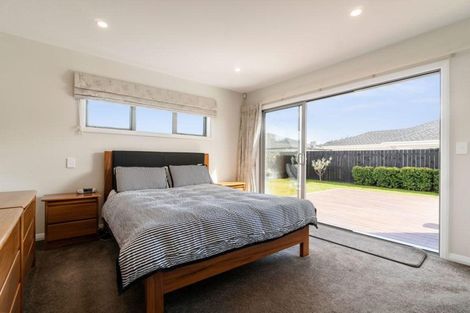 Photo of property in 8 Eric Farley Drive, Kumeu, 0810