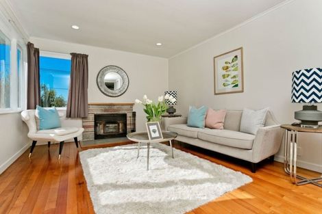 Photo of property in 962 East Coast Road, Northcross, Auckland, 0632
