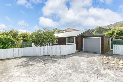 Photo of property in 21 Mexted Terrace, Tawa, Wellington, 5028