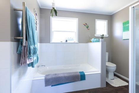 Photo of property in 2 Saint Johns Avenue, Tuakau, 2121