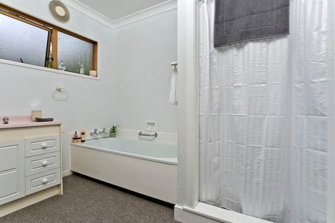Photo of property in 1/4 Lynn Road, Bayview, Auckland, 0629