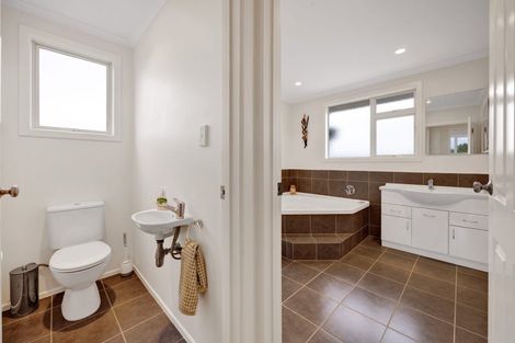 Photo of property in 21 Longview Drive, Merrilands, New Plymouth, 4312