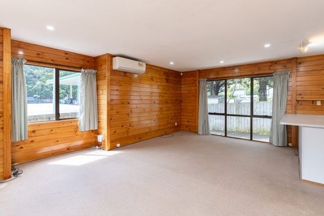Photo of property in 94a Newlands Road, Newlands, Wellington, 6037
