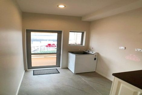 Photo of property in 8 Namsan Close, Fairview Heights, Auckland, 0632