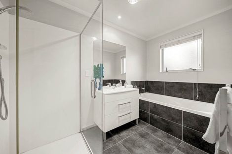 Photo of property in 18 Huntington Park Drive, Greenhithe, Auckland, 0632