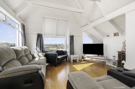 Photo of property in 17 Fitzpatrick Street, Newlands, Wellington, 6037