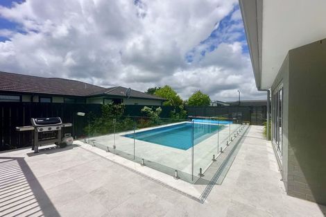 Photo of property in 12 Bellamont Street, Kumeu, 0810