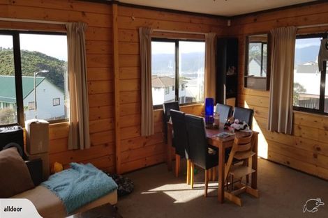 Photo of property in 21a Fernhaven Grove, Newlands, Wellington, 6037