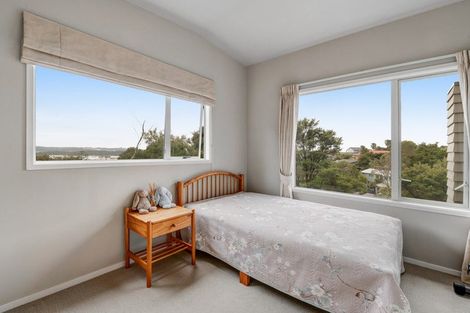 Photo of property in 15 Springwater Vale, Unsworth Heights, Auckland, 0632