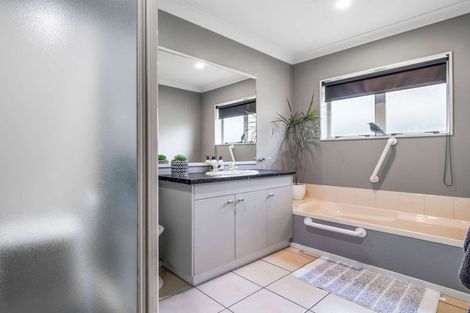 Photo of property in 22 Waitoa Street, Waiuku, 2123