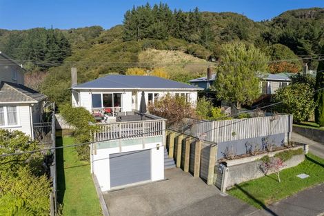Photo of property in 27 Gardiner Grove, Wainuiomata, Lower Hutt, 5014