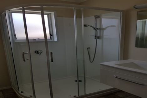 Photo of property in 2 Great South Road, Papakura, 2110