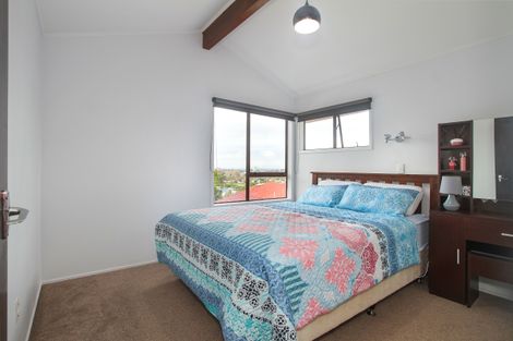 Photo of property in 1/6 Sovereign Place, Glenfield, Auckland, 0629