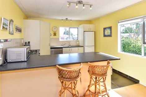 Photo of property in 24 Bertram Road, Kawakawa Bay, Papakura, 2585
