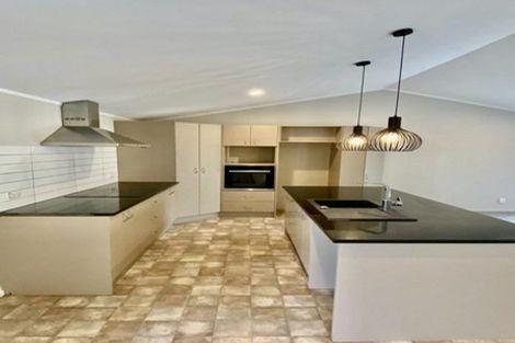 Photo of property in 11 Sumich Place, West Harbour, Auckland, 0618