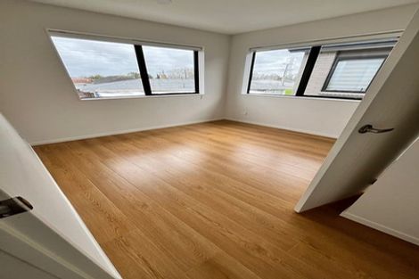 Photo of property in 28 Tiraumea Drive, Pakuranga, Auckland, 2010