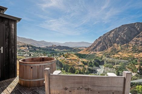 Photo of property in 12 Crow's Nest Road, Arthurs Point, Queenstown, 9371