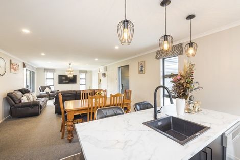 Photo of property in 3 Rangeview Drive, Kelvin Grove, Palmerston North, 4414